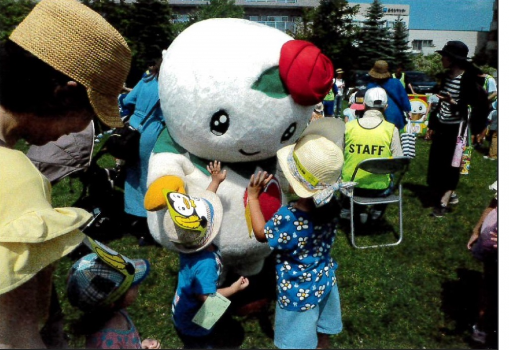 ホゴちゃんキャップを活用し、近隣分区保護司と共に、近くの公園で行われる子供フェスタで“社会を明るくする運動”活動を実施しました。白石区のマスコットキャラクター「しろっぴー」も登場