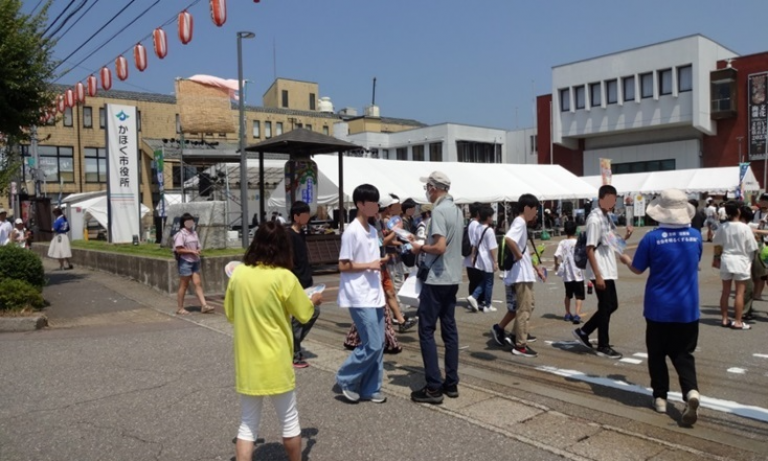 テントブースから積極的に出て、来場者にPR