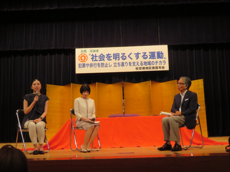 落語会でのトークショー　左から、新任保護司候補者（令和5年12月に委嘱）、長崎保護観察所稲田所長、司会者