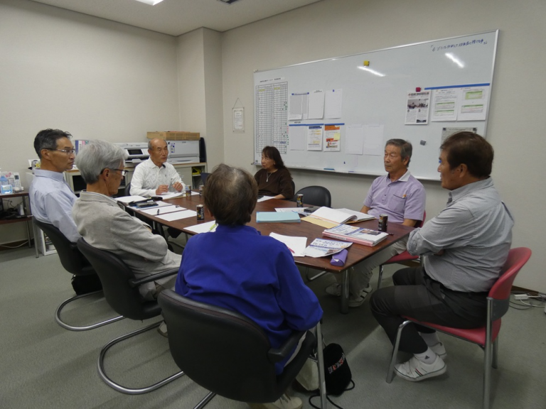 事務室での会議の様子