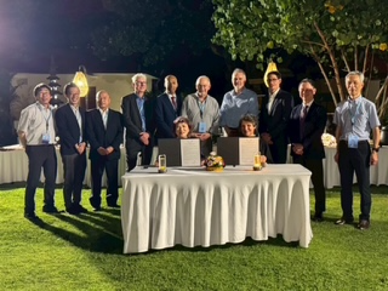 前列左は松本副理事長（理事長代理）、右はアニー・デヴォスCEP理事長